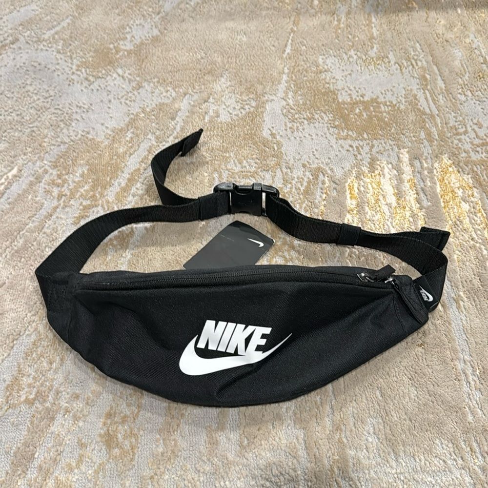 Nike Sportswear Heritage Hip Pack Logo Black
Streetwear,
New‎ Fanny pack